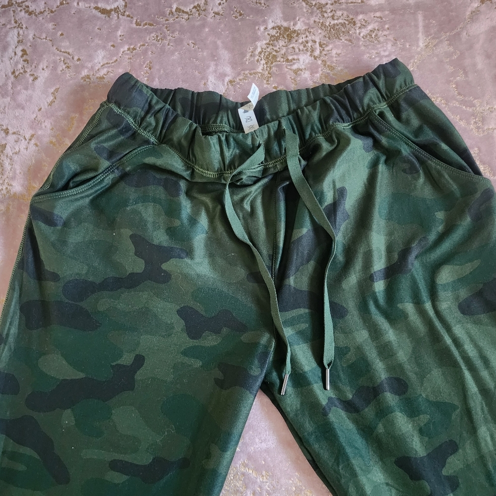 SCORPIO SOL | Camo Print Joggers - Picture 10 of 16